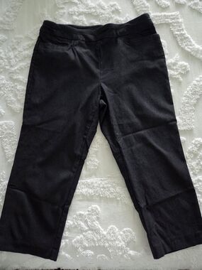 Time and Tru Black Pull-On Capri Trousers